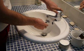 Rinçage de la tête du rasoir de sûreté après le rasage