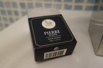 Pierre d'alun passée sur le visage pour apaiser la peau après le rasage
