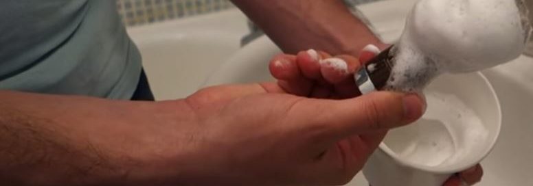 Faire mousser le savon à barbe du Père Lucien