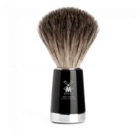Ce blaireau de rasage traditionnel d'un design épuré et élégant est idéal pour débuter la pratique du rasage traditionnel et réaliser une mousse onctueuse.