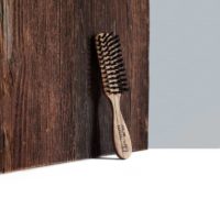 Brossez et disciplinez vos poils tout en répartissant bien l'huile à barbe avec votre brosse pour barbe, rendez vos poils soyeux et brillants !