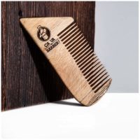 Travaillez vos poils tout en douceur avec ce peigne pour barbe en bois de hêtre et répartissez parfaitement votre huile pour une barbe bien lisse !