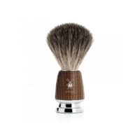 Découvrez ce blaireau à raser traditionnel en bois de frêne dont la forme et les matières lui procurent un style intemporel !