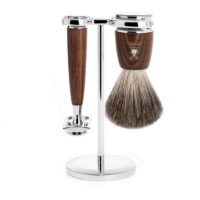 Découvrez ce kit de rasage traditionnel en bois de frêne dont la forme et les matières lui procurent un style intemporel !