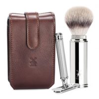 Fonctionnel et léger, transportez élégamment votre kit rasage de voyage dans son étui en cuir lors de tous vos déplacements !