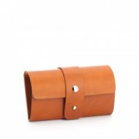 Gardez vos habitudes de rasage traditionnel lors de tous vos déplacements grâce à cette trousse de voyage en cuir de vachette d'une grande longévité !