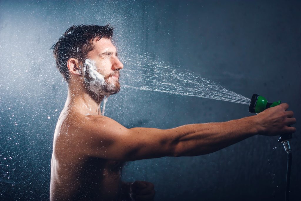 Rincer le shampoing à barbe