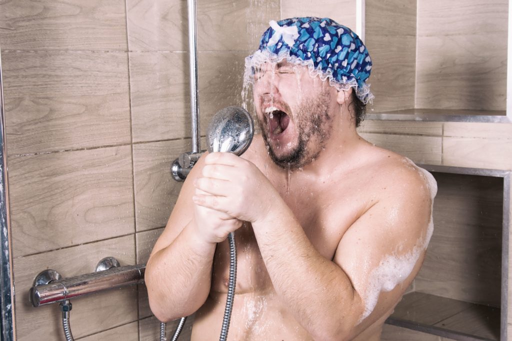 Homme qui lave sa barbe avec un shampoing spécifique