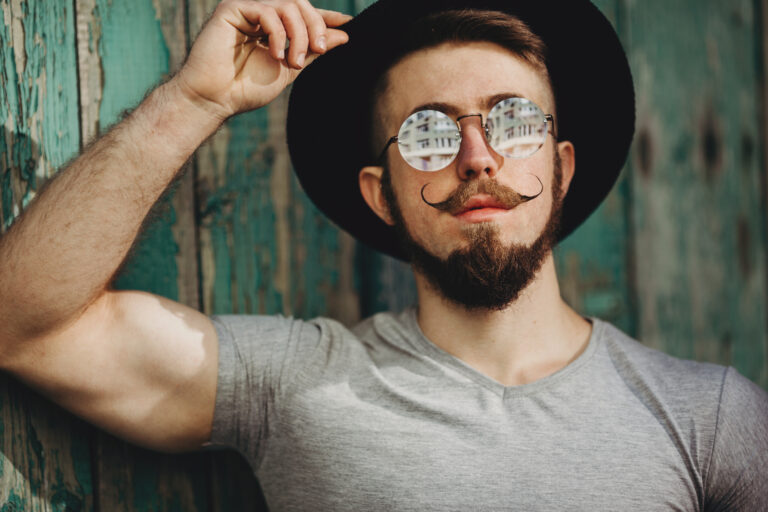 Homme portant une moustache cirée aux pointes relevées