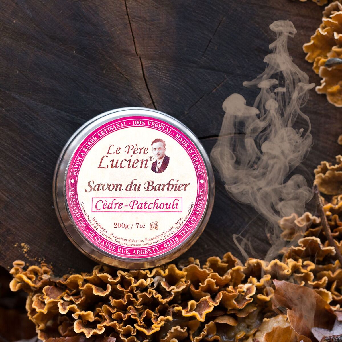 Savon à raser Cèdre-Patchouli Le Père Lucien, boîte de 200 g en situation