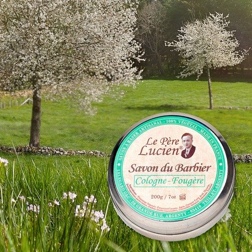 Savon à raser Cologne-Fougère Le Père Lucien, boîte de 200 g dans un verger