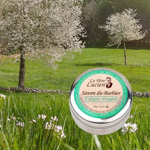 Savon à raser Cologne-Fougère Le Père Lucien posé dans l'herbe