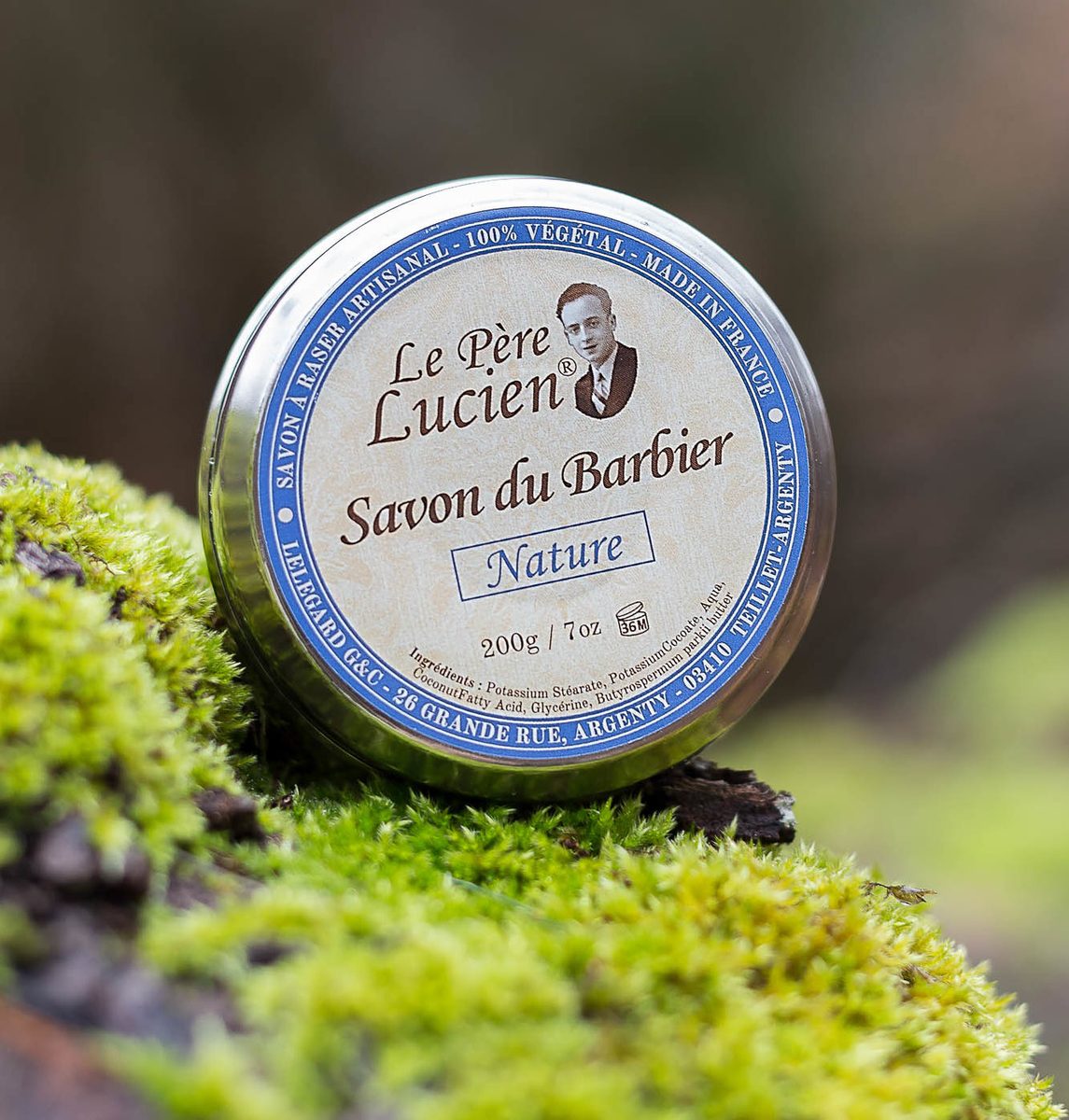 Savon à raser Nature Le Père Lucien, boîte de 200 g posée sur la mousse