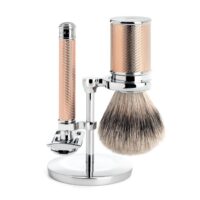 Set de rasage Mühle TRADITIONAL, rasoir de sûreté et blaireau à manches en métal doré rose, sur support chromé